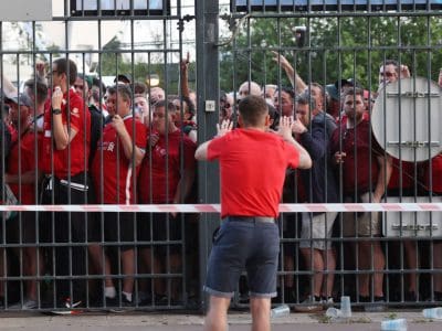 Aficionados del Liverpool en las puertas de entrada de Saint-Denis durante la pasada final de Champions League.
