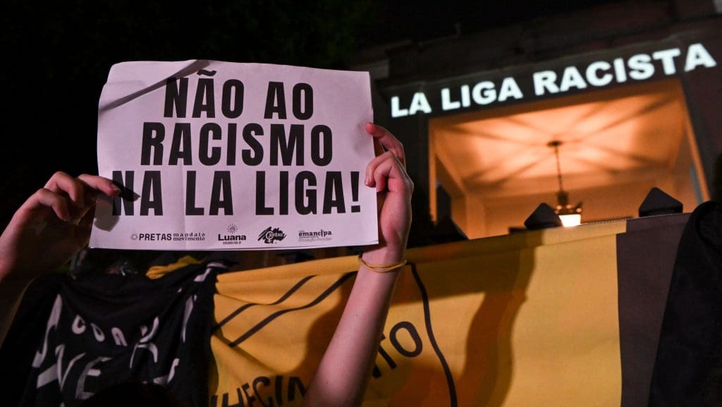 Los brasileños salieron a las calles denunciando el racismo que sufre Vinícius