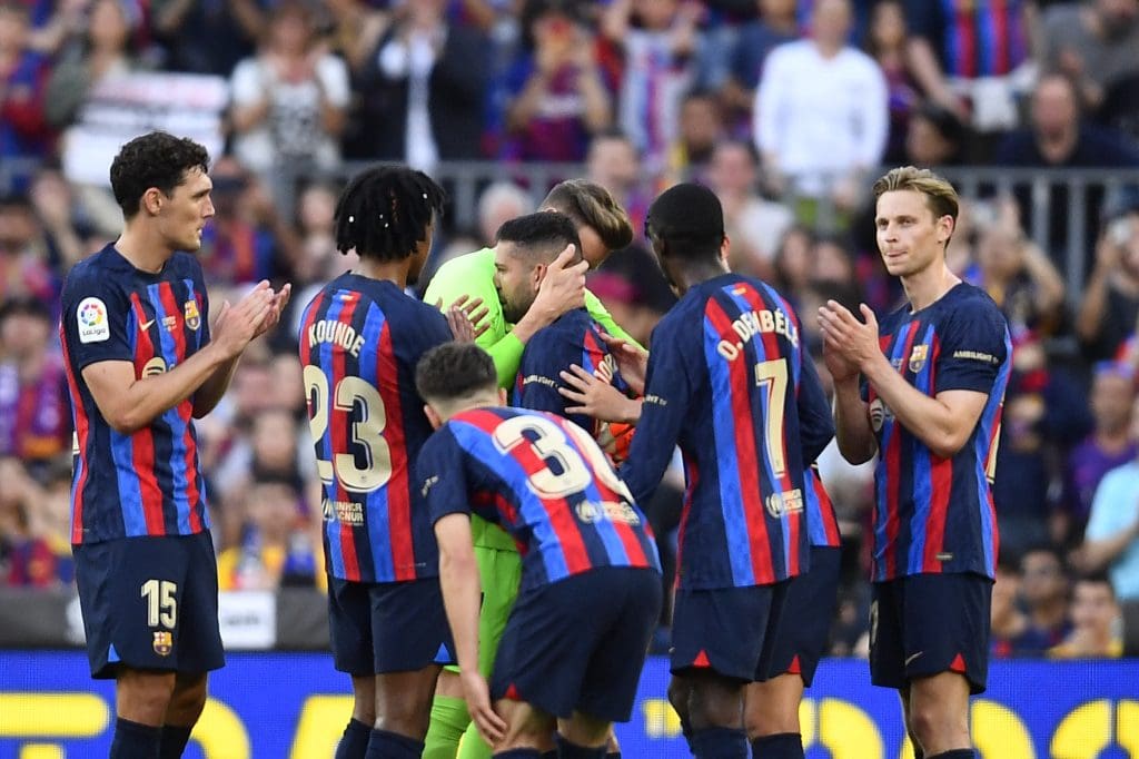 Jordi Alba se abraza con sus compañeros durante su último partido con el Barça.