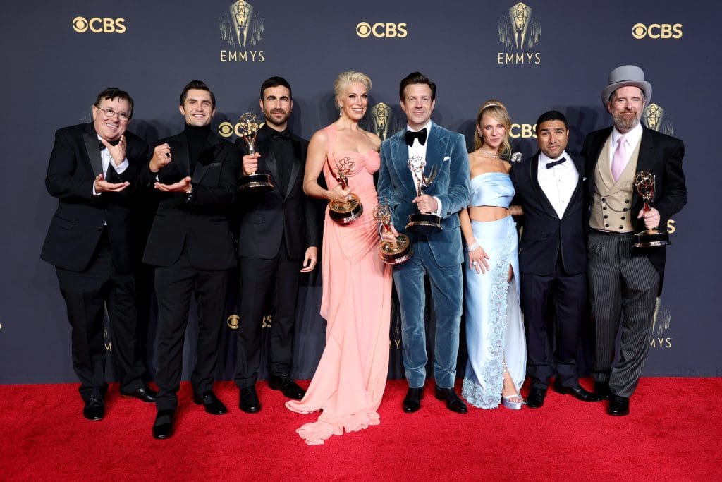 El reparto de Ted Lasso posa junto a sus premios en la gala de los Emmys.