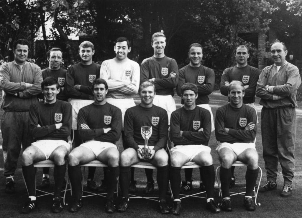 Alf Ramsey (derecha) posa con los campeones del mundo en 1966.