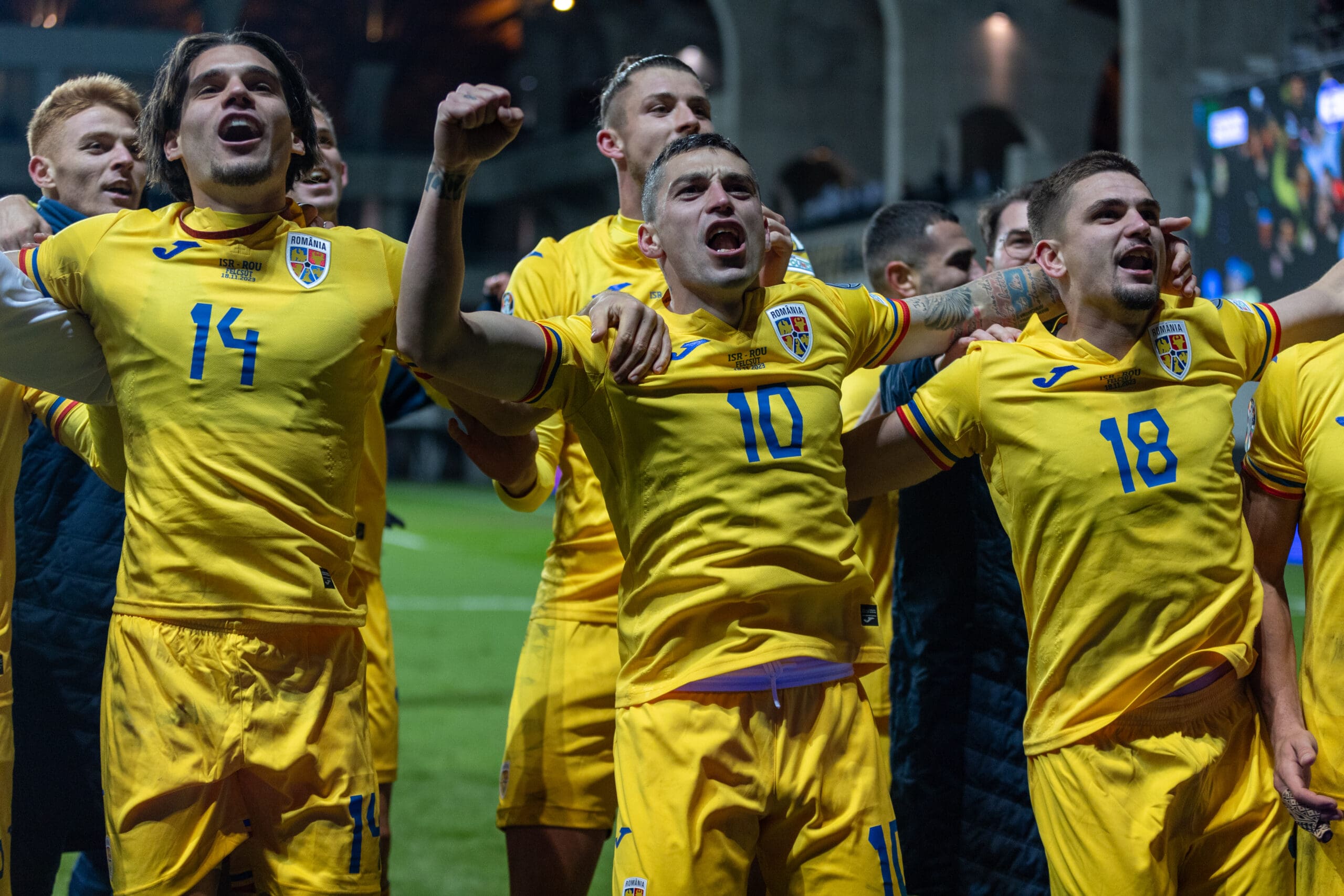 La selección de Rumanía celebra la clasificación a la Eurocopa 2024.