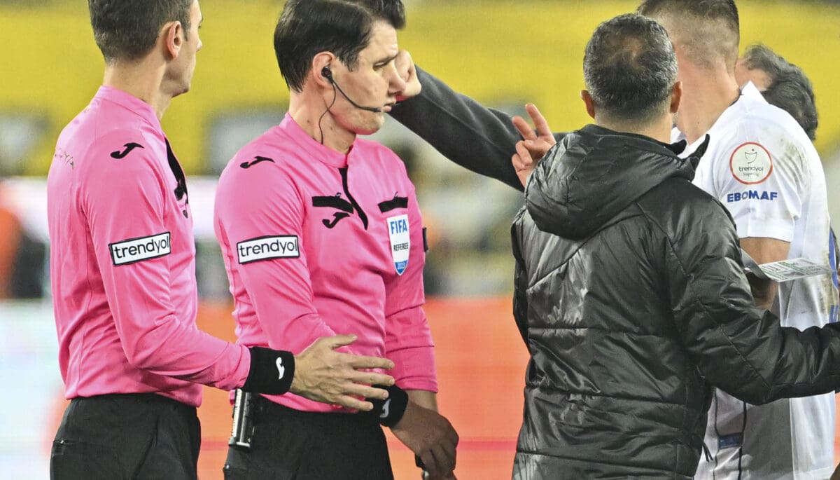 var árbitro MKE Ankaragucu President Faruk Koca punches referee Halil Umut Meler